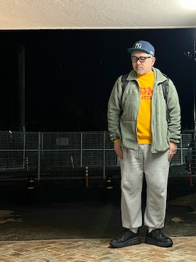 Championのスウェット（イエロー系）を使った人気ファッション