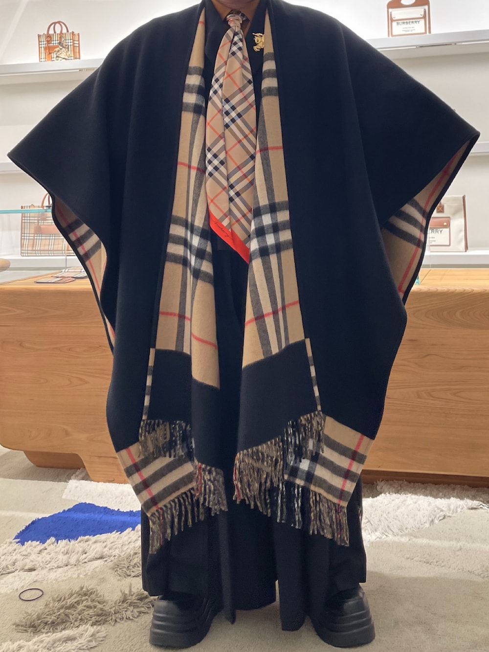 YVES_GRANDIR｜BURBERRYのポンチョを使ったコーディネート - WEAR