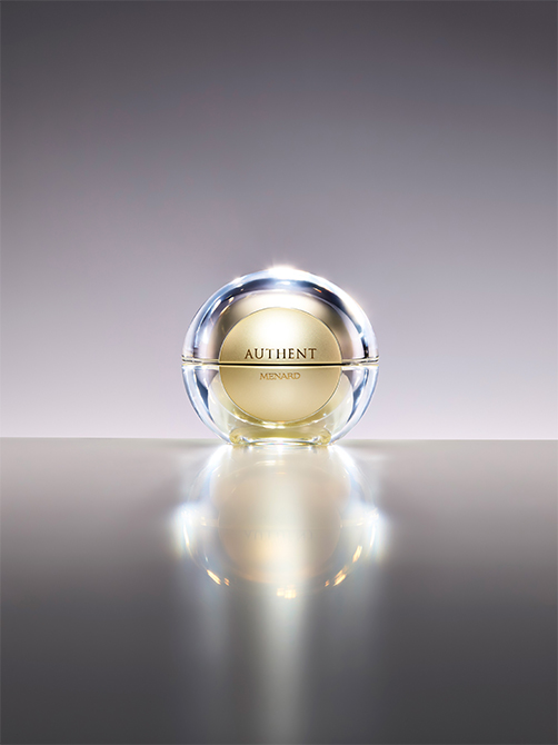 肌、何したの？”と聞かれるほどのハリと艶を。メナードの最高峰