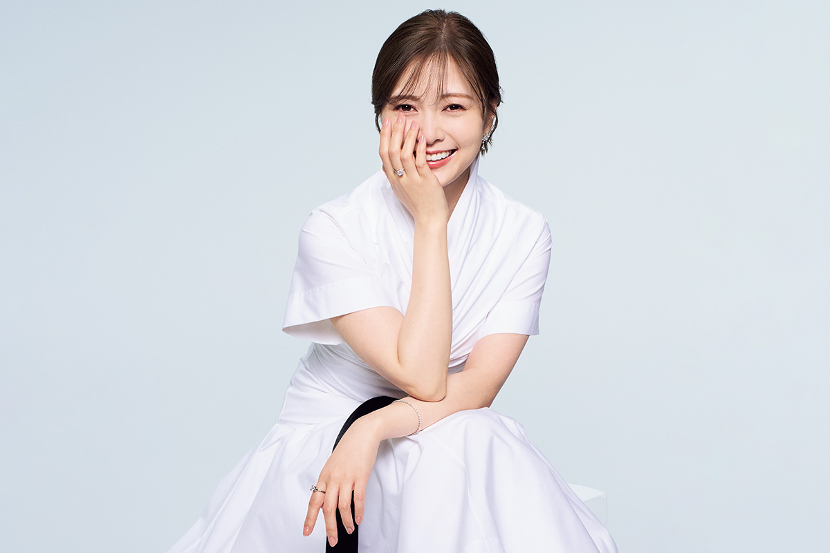 白石麻衣さんがトップブランドの新作をまとい登場「一日を笑顔で始め