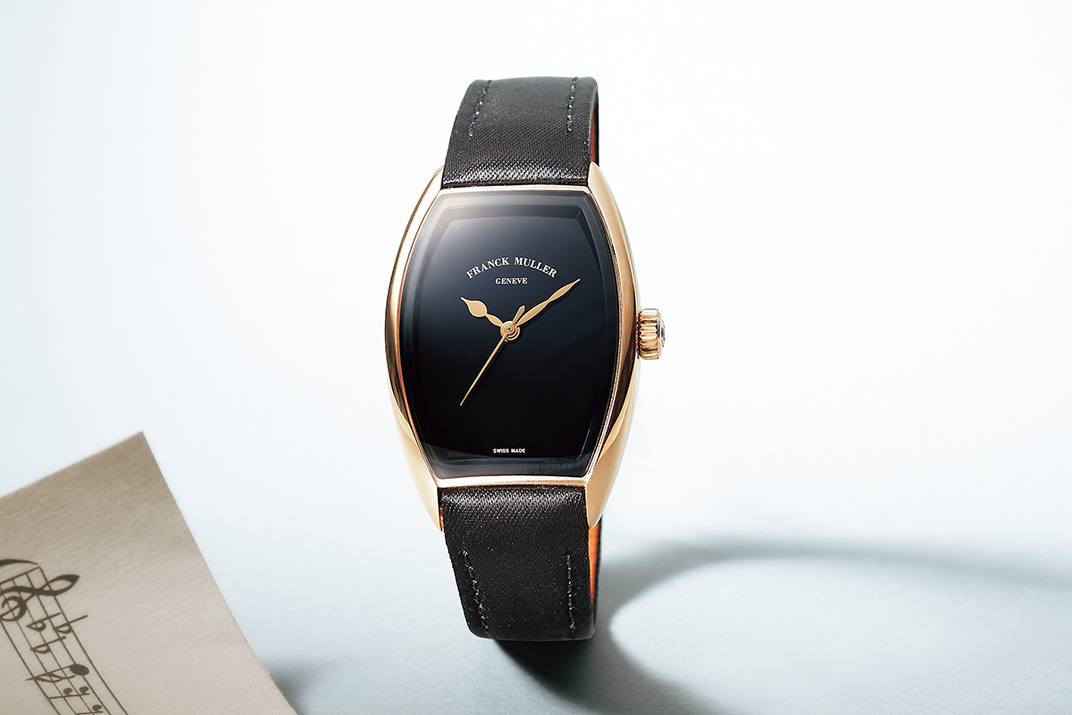 フランク ミュラー」の新作腕時計は、独特の重厚感とミニサイズの