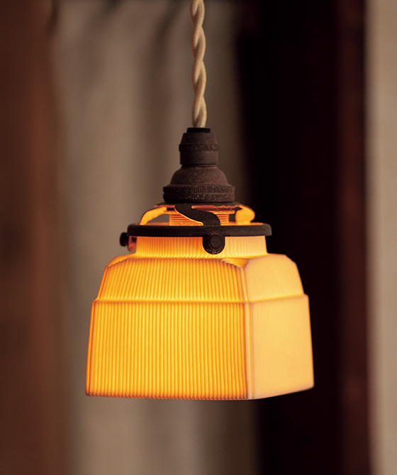 大正レトロを感じさせるランプシェードに世界が注目。磁器の“透け感”を