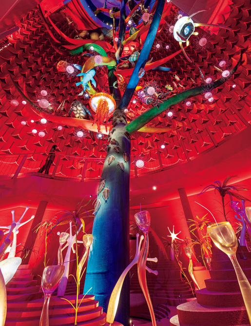 1970年大阪万博の熱気を体験！ 太陽の塔の内部を上る | 家庭画報.com