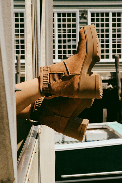 UGG Women's Moxy Chelsea Boot | Urban Outfitters