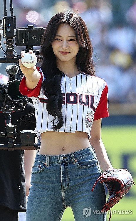 TWICEツウィが始球式に登場 | 聯合ニュース