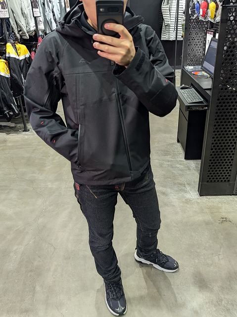 ブラックの防水ツーリングジャケットのご紹介♪：KUSHITANI三鷹店