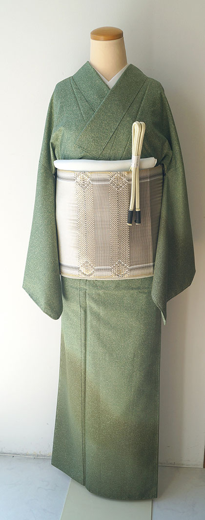 予告】2025年2月28日金曜日③ ゆとりサイズ 薄緑 大島紬 縫い一つ紋 に