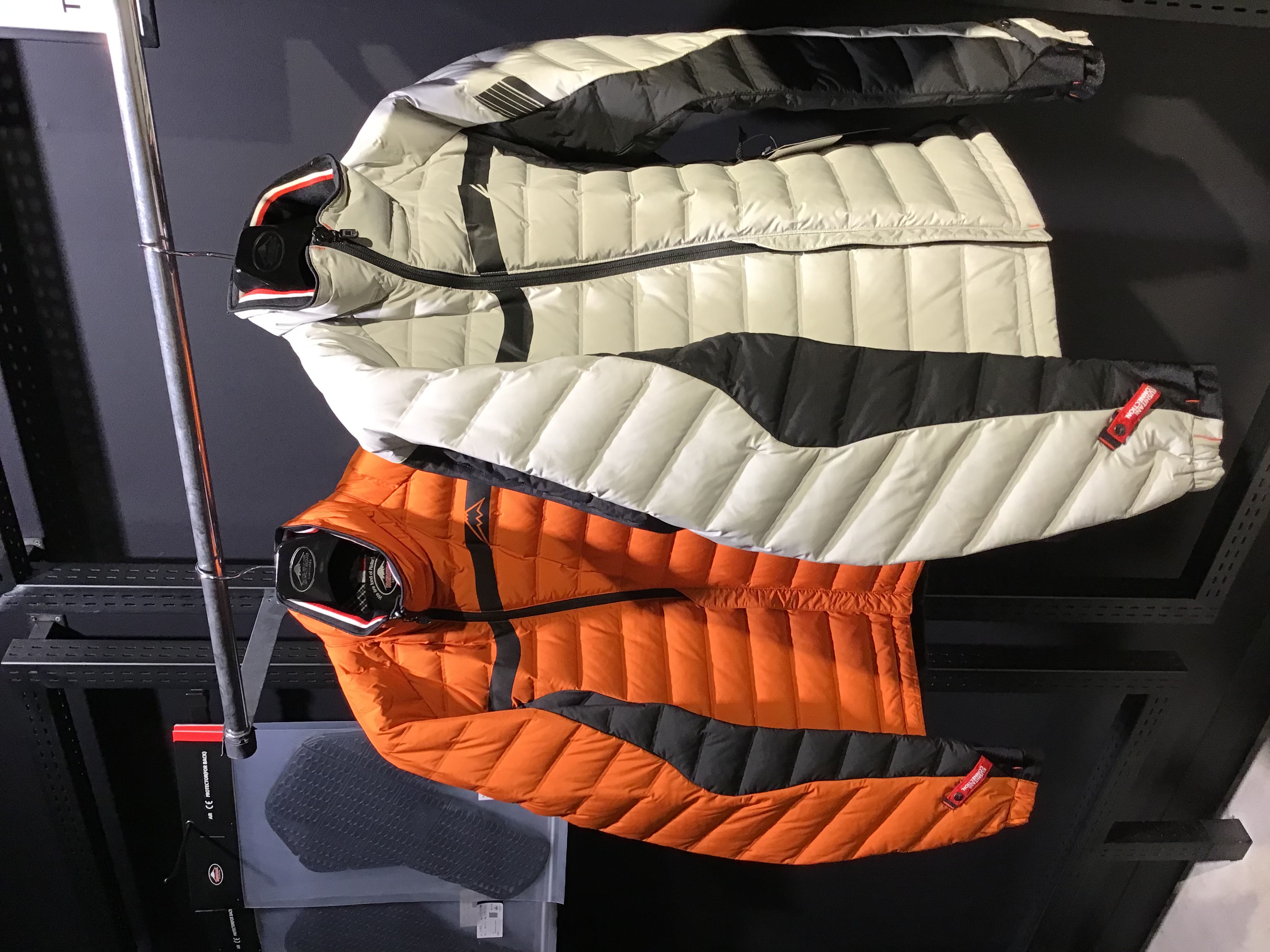 ホワイトグースダウンジャケットいかかでしょうか：KUSHITANI横浜店