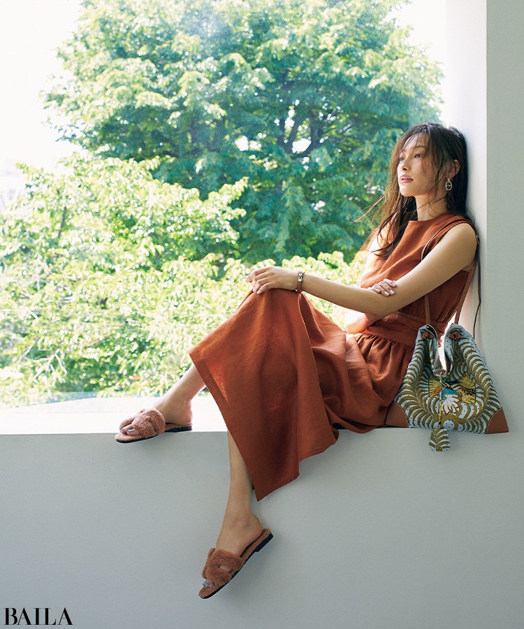 エルメス】人気サンダル「オラン」からムートン素材が登場！【30代の