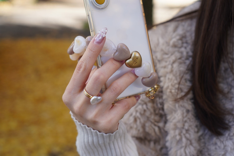 SNSで話題】LOUVINI PARISのハンドストラップで、スマホコーデを一新