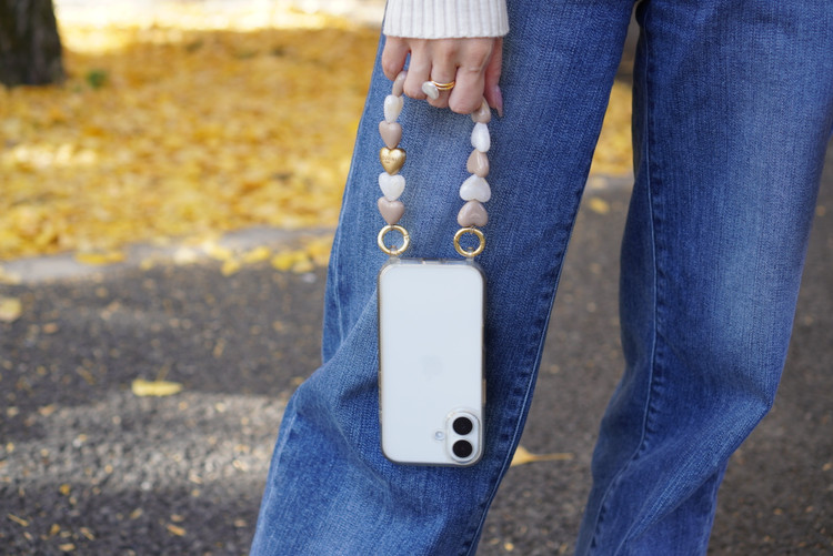 SNSで話題】LOUVINI PARISのハンドストラップで、スマホコーデを一新