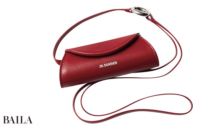 ジル サンダー】あのアイコンバッグがリップケースに！首から下げれば