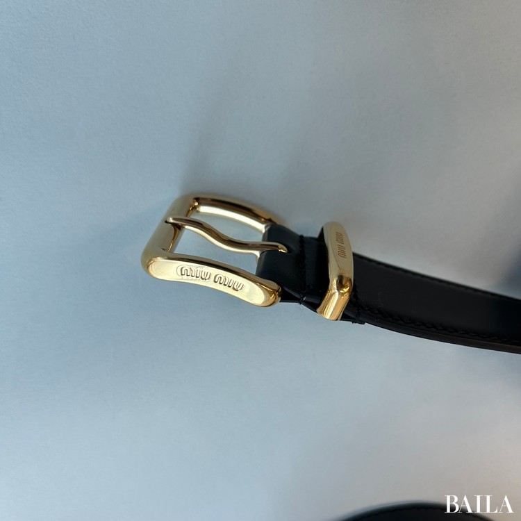 miu miu（ミュウミュウ）」のレザー ベルトがどんな装いにもマッチする