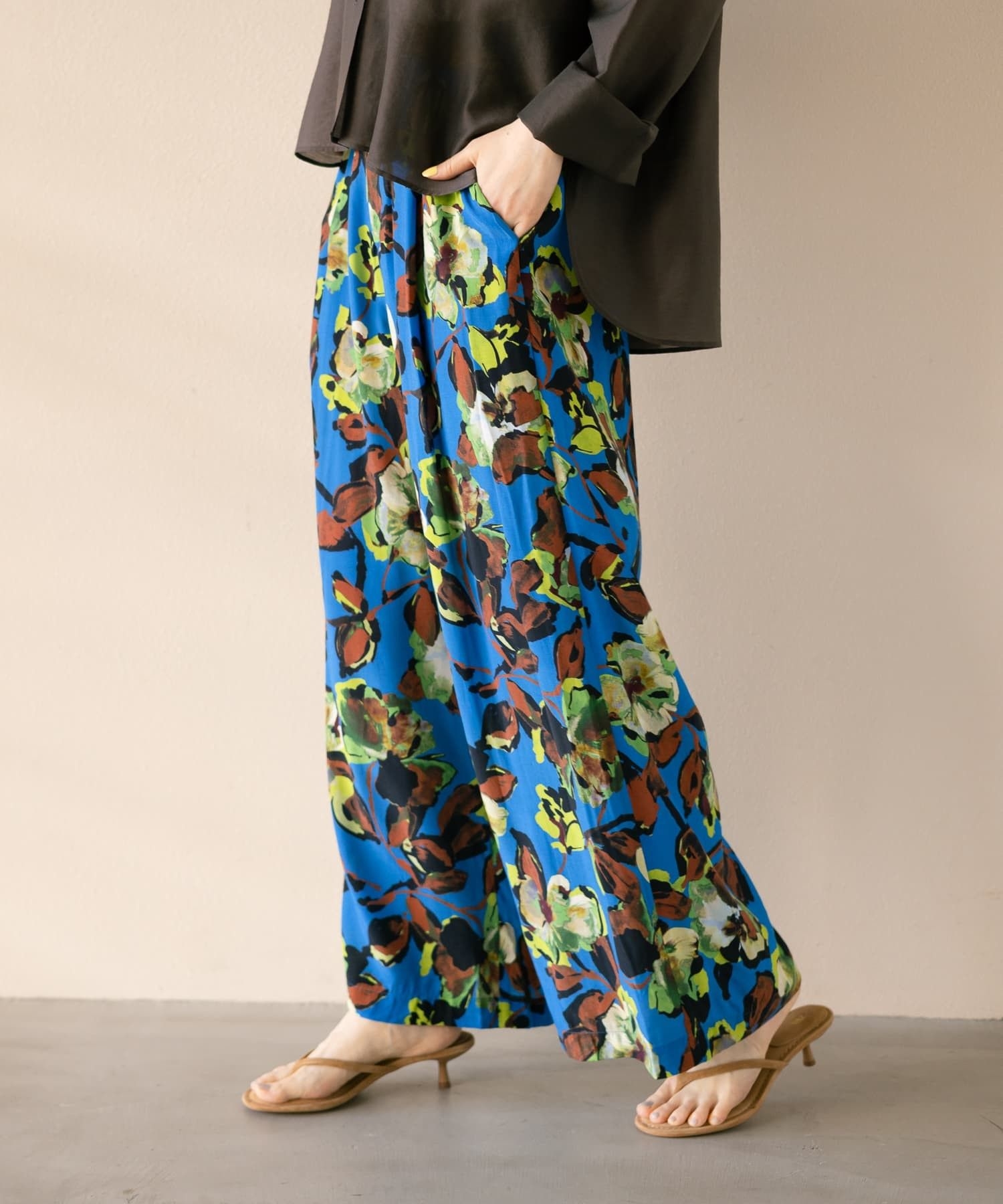 大草直子さん×NEMIKA】フラワー柄パンツ/ブルー|ネミカ | レリアン公式