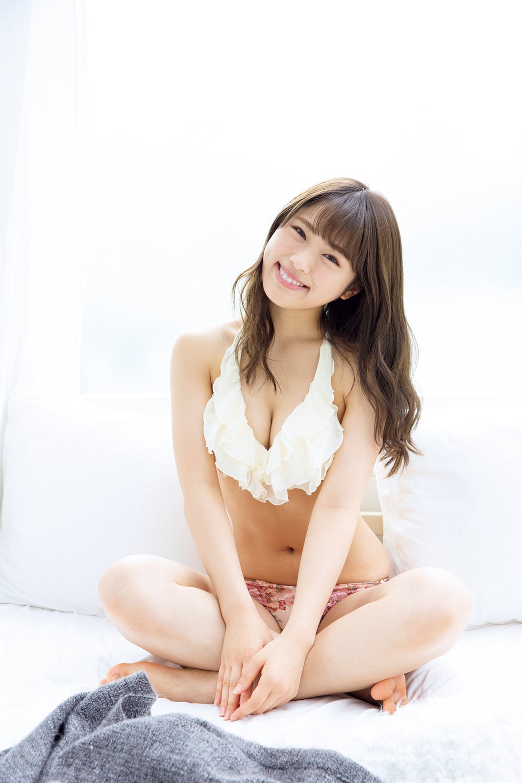 NMB48渋谷凪咲、ビキニ姿でくっきり谷間際立つ - モデルプレス