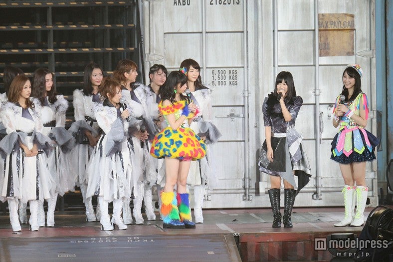 前田敦子が涙 AKB48のステージに1年ぶり登場＜ドームツアー札幌公演