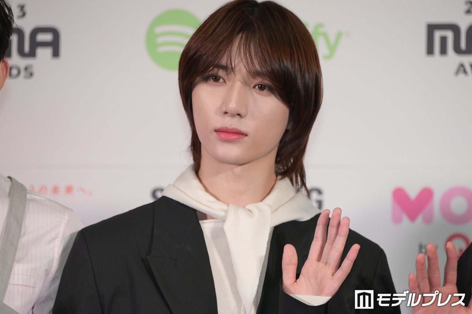 TXTボムギュ「椅子に座ってる人イケメン」で日本に見つかる 怪我中の