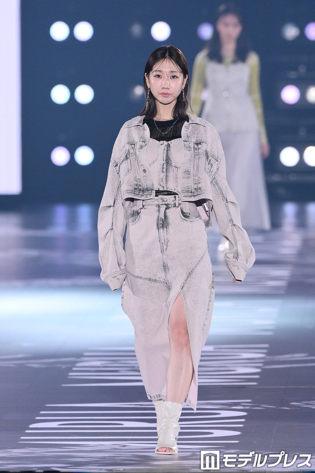 柏木由紀、大胆スリットから美脚スラリ デニムセットアップ姿披露【関