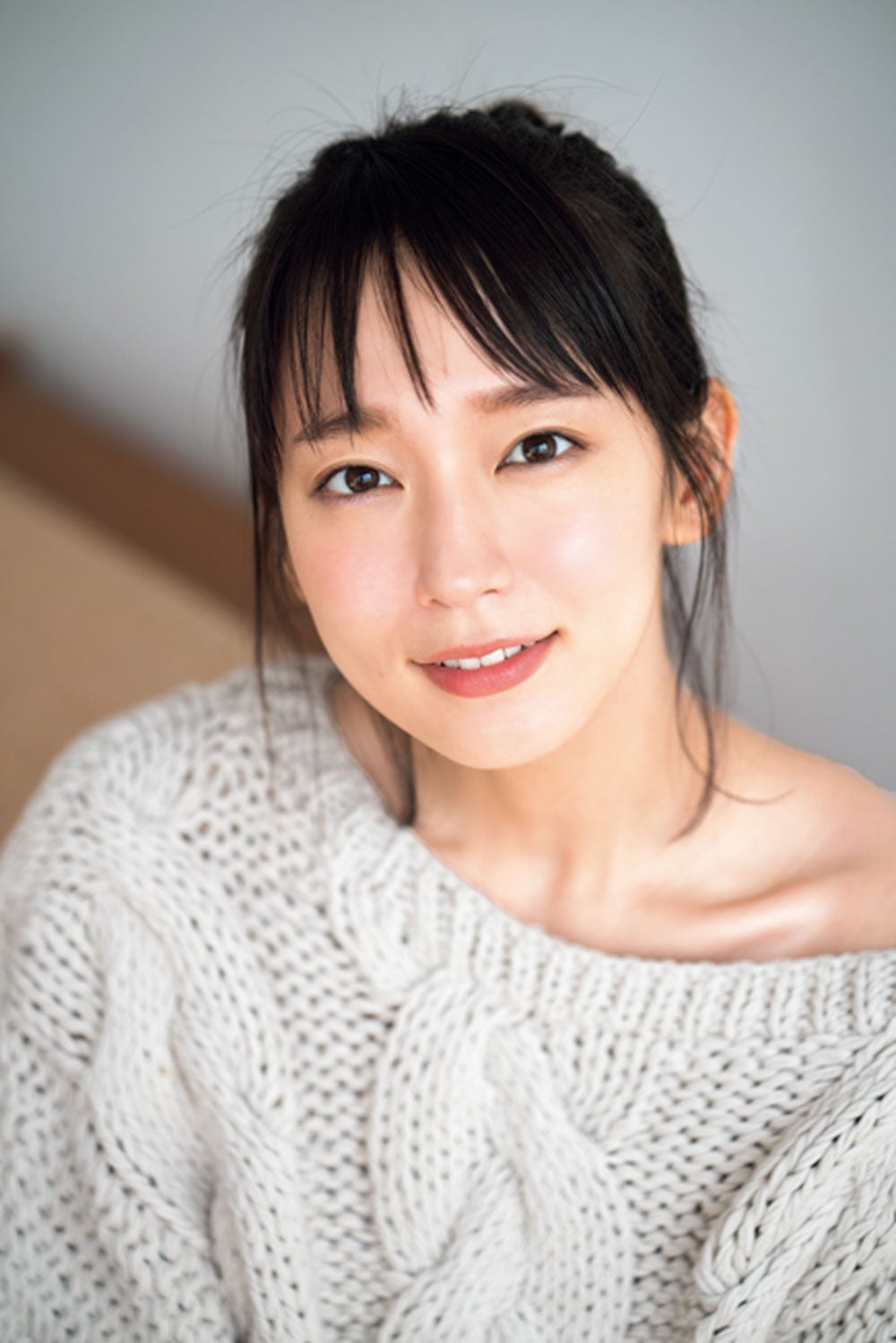 吉岡里帆、肩見せニットが色っぽい - モデルプレス