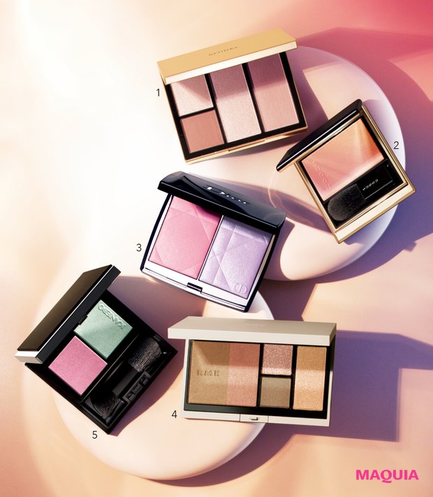 今が旬のミュートトーンのチークや、シャネル新作ほか、話題のコスメを