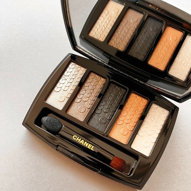シャネルのホリデーコレクションをスウォッチ！ アイパレットやリップ