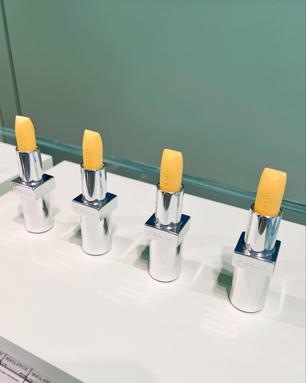 プラダからゴールドに艶めく“バナナバーム”登場！ トリプルケアの