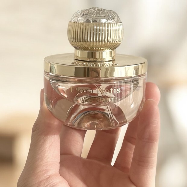 フローラノーティスジルスチュアート新作】生花のような香りのアイ