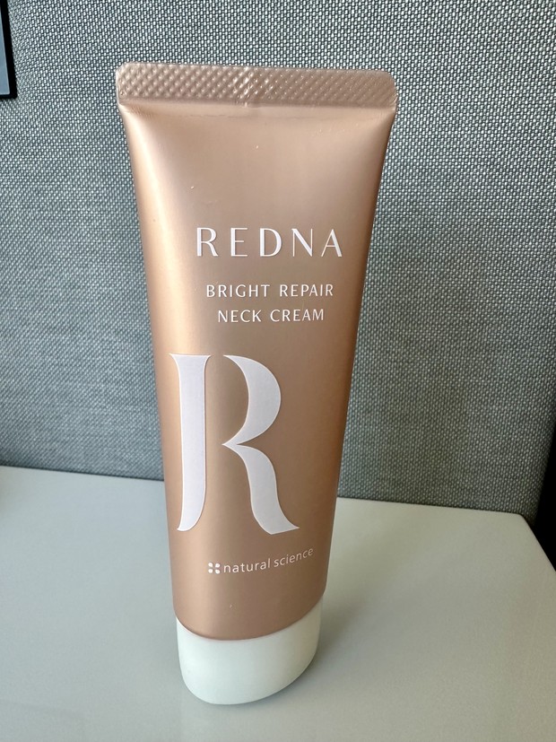年齢がバッチリ出る首に「レドナ ブライトリペアネッククリーム
