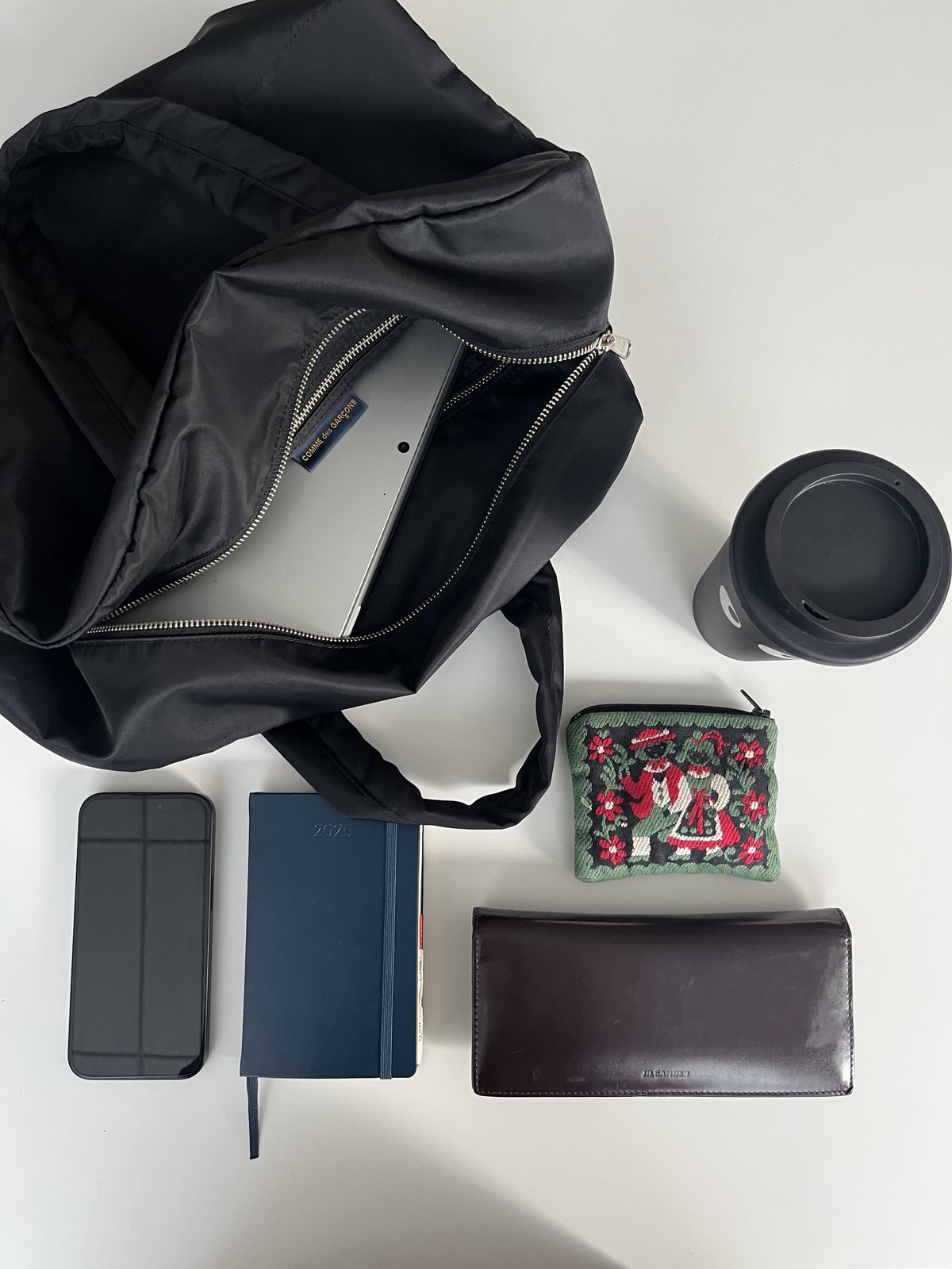 1泊2日の出張も安心！ 【コム デ ギャルソン】の大容量ナイロンバッグ