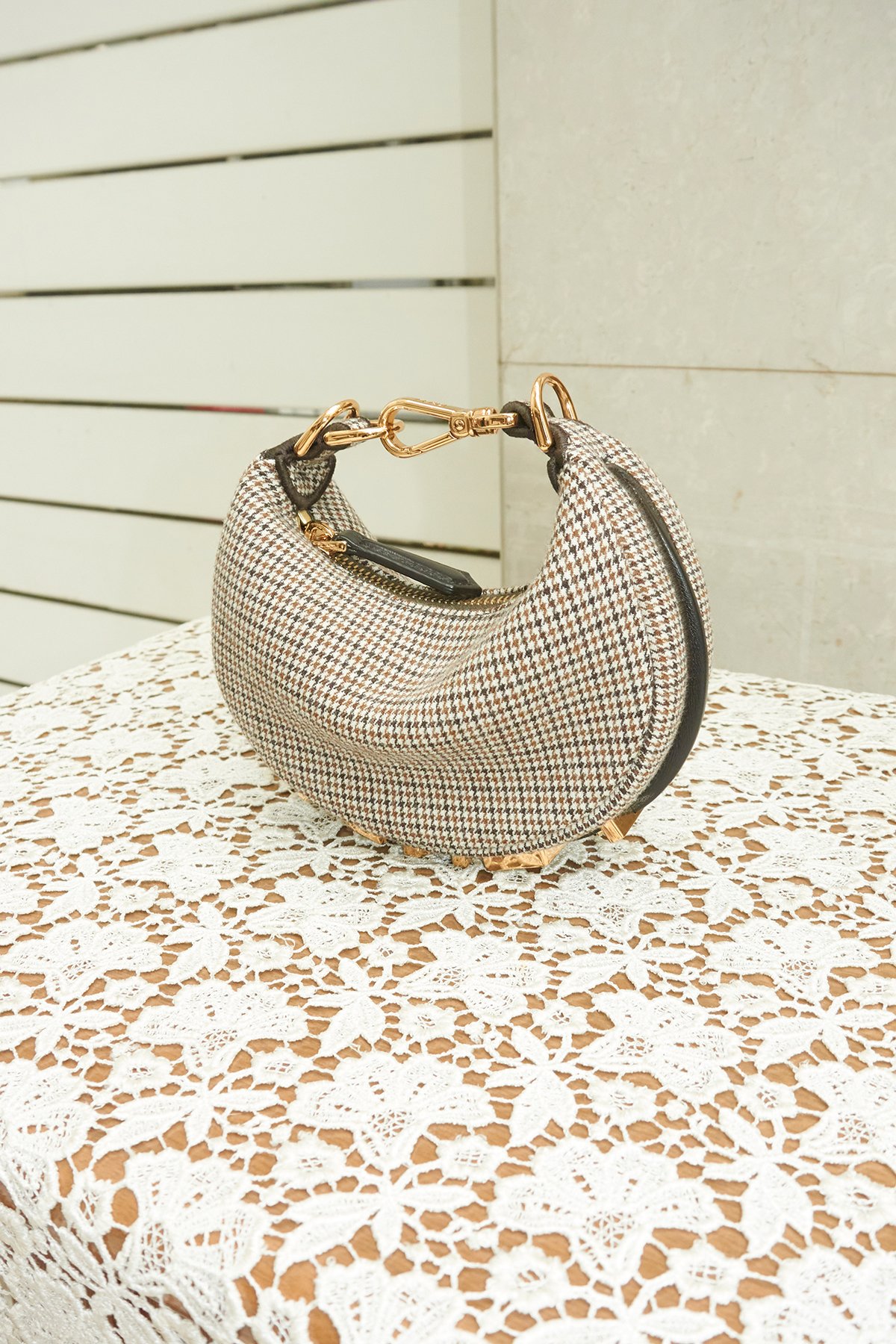 ハーフムーンバッグ】携えるだけでモードなスタイルに早変わり - SPUR