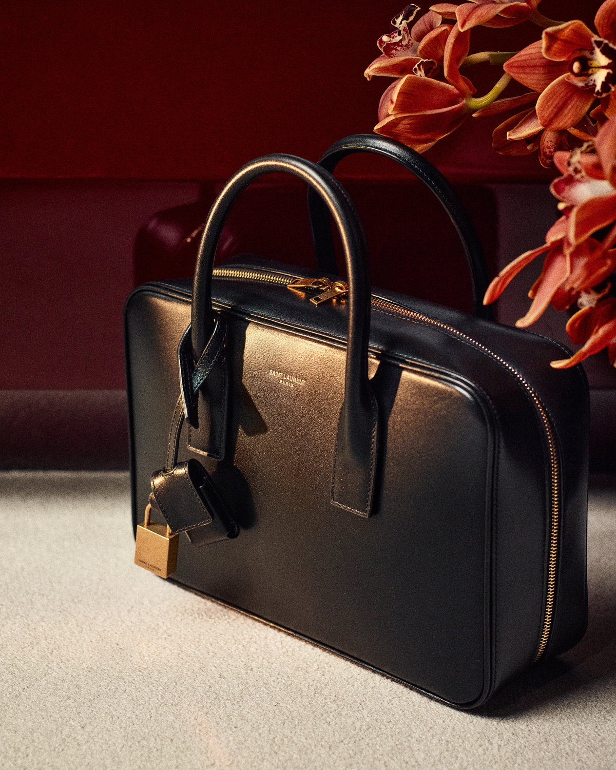 サンローラン】の新定番バッグ。ミニマルさと実用性を備えたサック・ド