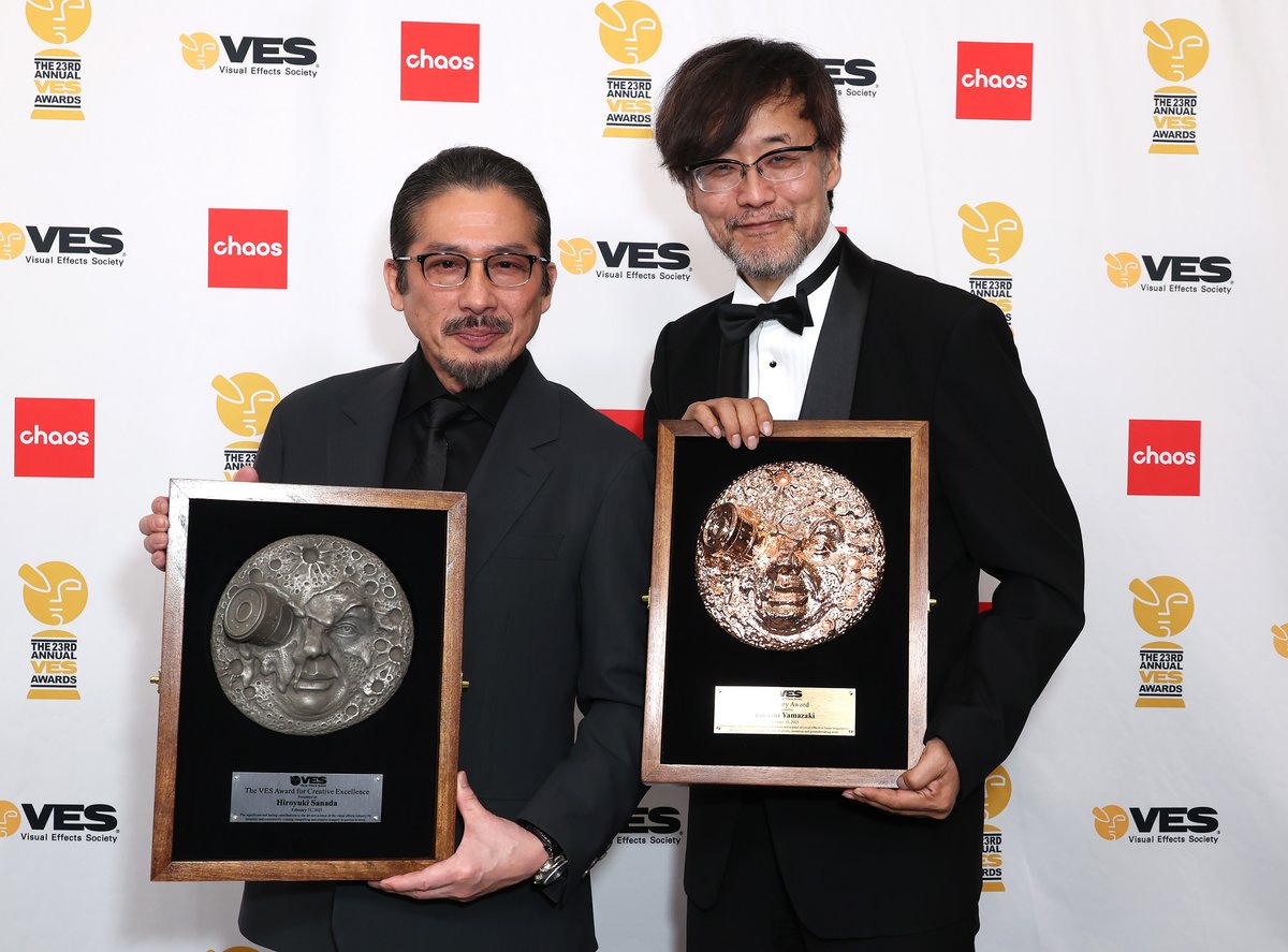 真田広之にキアヌ・リーブスがトロフィーを授与！ ステージでお辞儀し