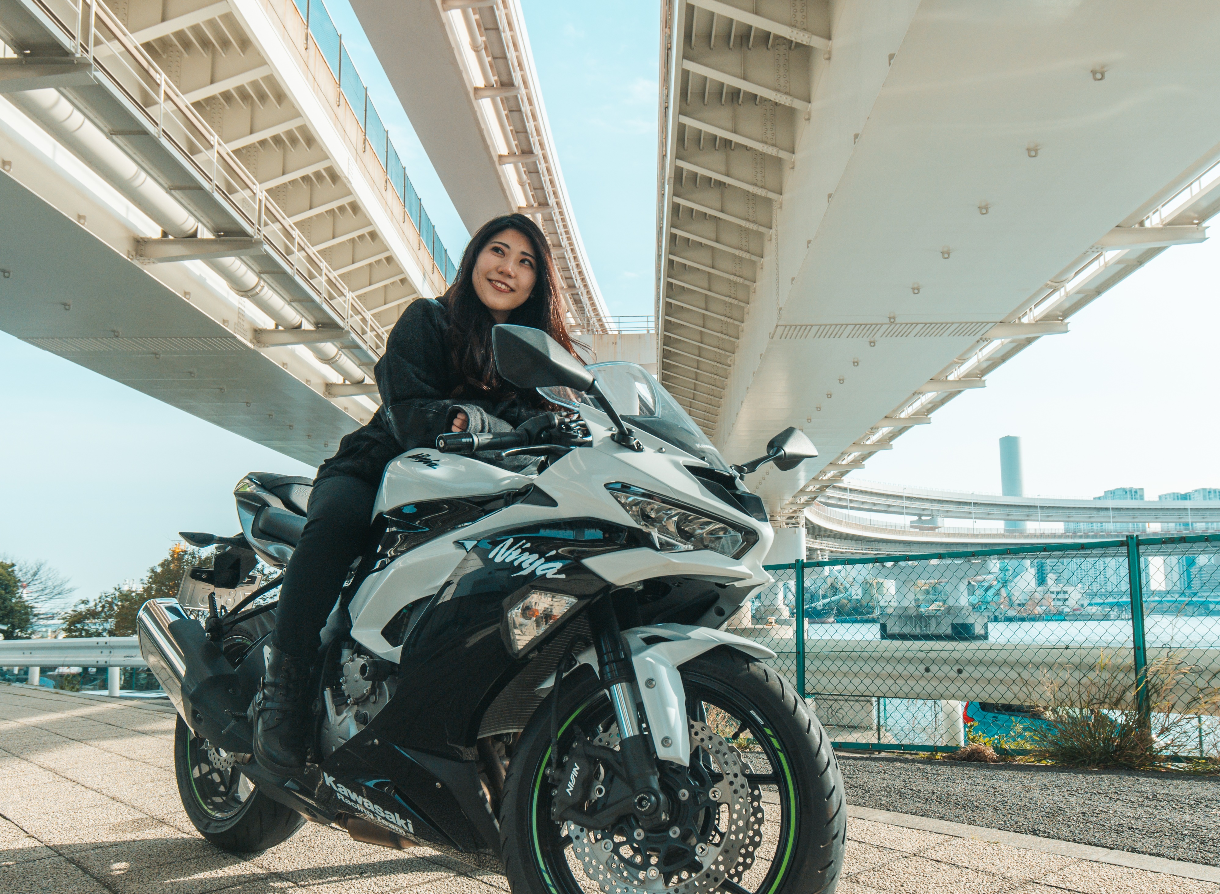 愛車は「Kawasaki ZX-6R」。行動派ドレススタイリストが描く美容と人生