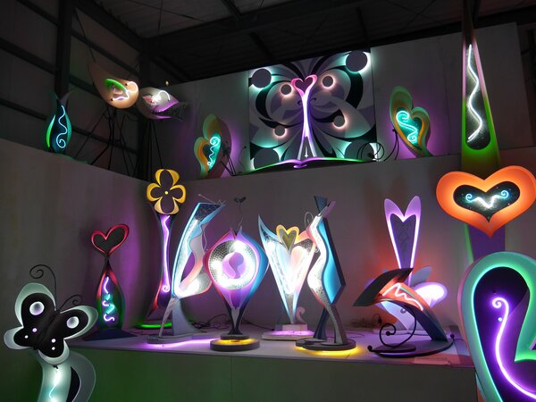 繊細さと温かみの不思議 ネオン・アート作家が私設ミュージアム完成