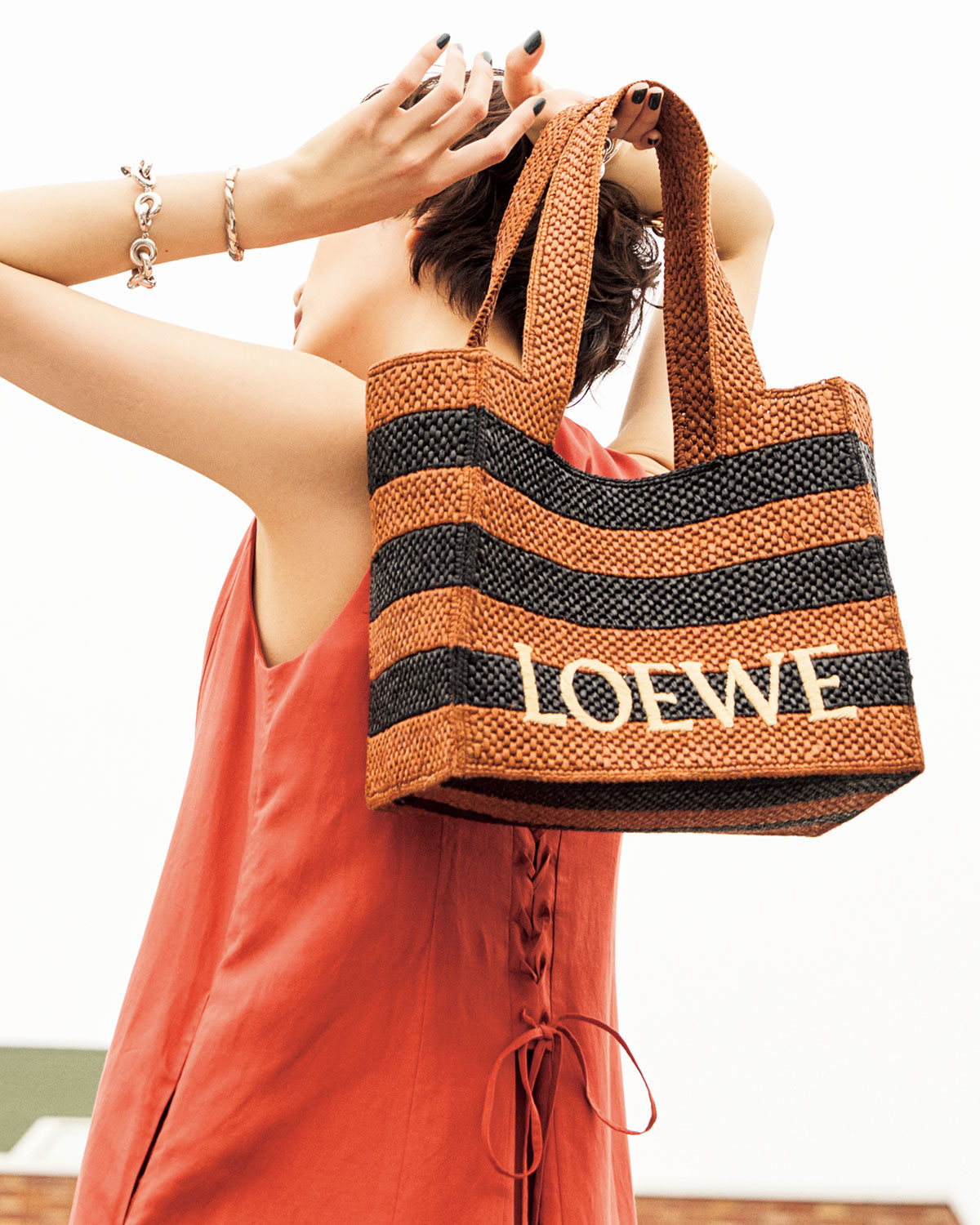 ロエベ】柄のかごバッグが夏のシンプル服に最適！ボーダーのラフィアが