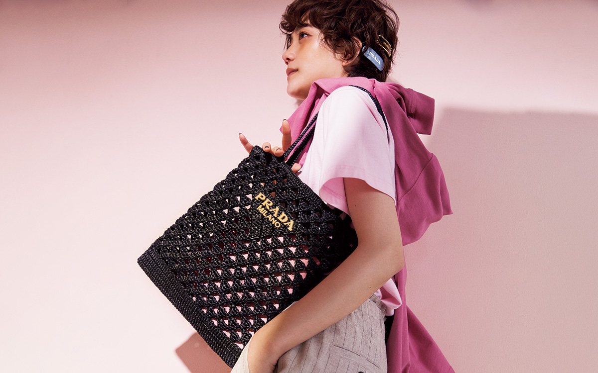 プラダ」のモチーフが詰まったアイコニックなクロシェのバッグが気に