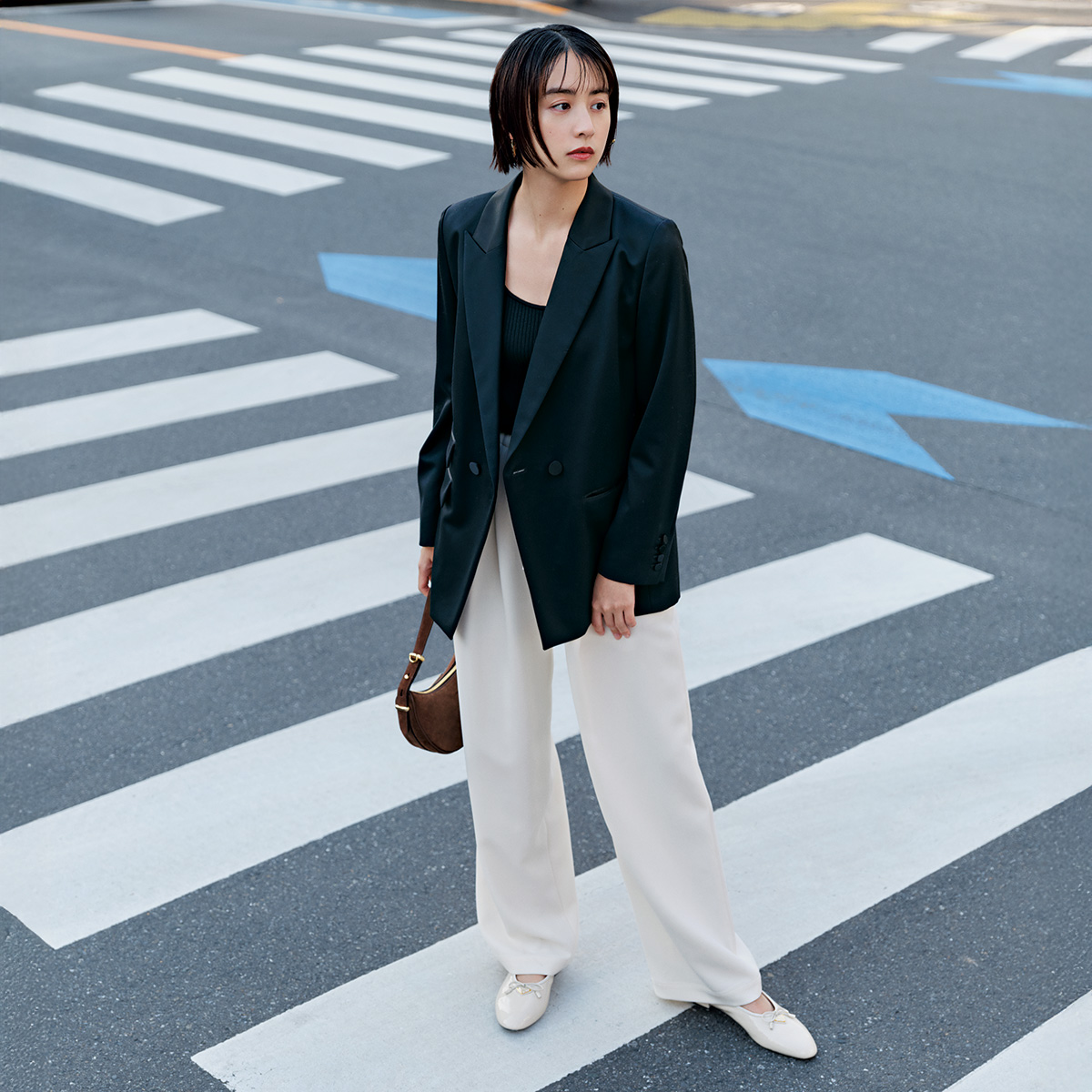 プラダ】最新フラットシューズ3選！小さめロゴでも好感度大 | CLASSY