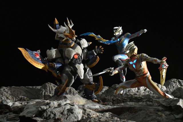 ウルトラマンデッカー＆トリガー共闘再び！異次元人ヤプールの魔の手が