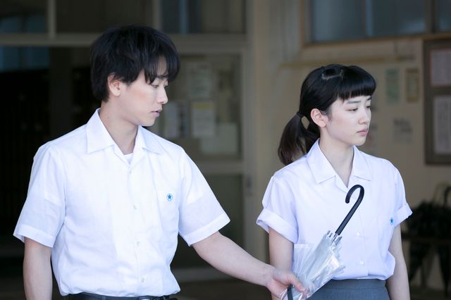 永野芽郁＆佐藤健「半分、青い。」制服姿に反響続々！｜シネマトゥデイ