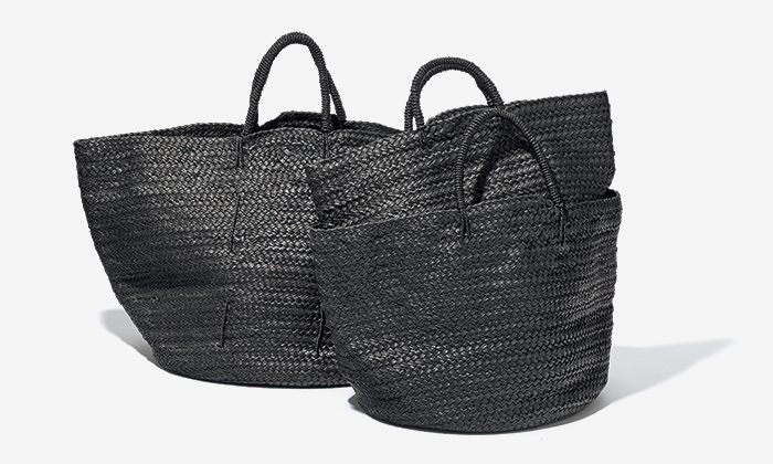 熟練の職人が編み込む〈アエタ〉のレザーバスケット。 – 『&Premium