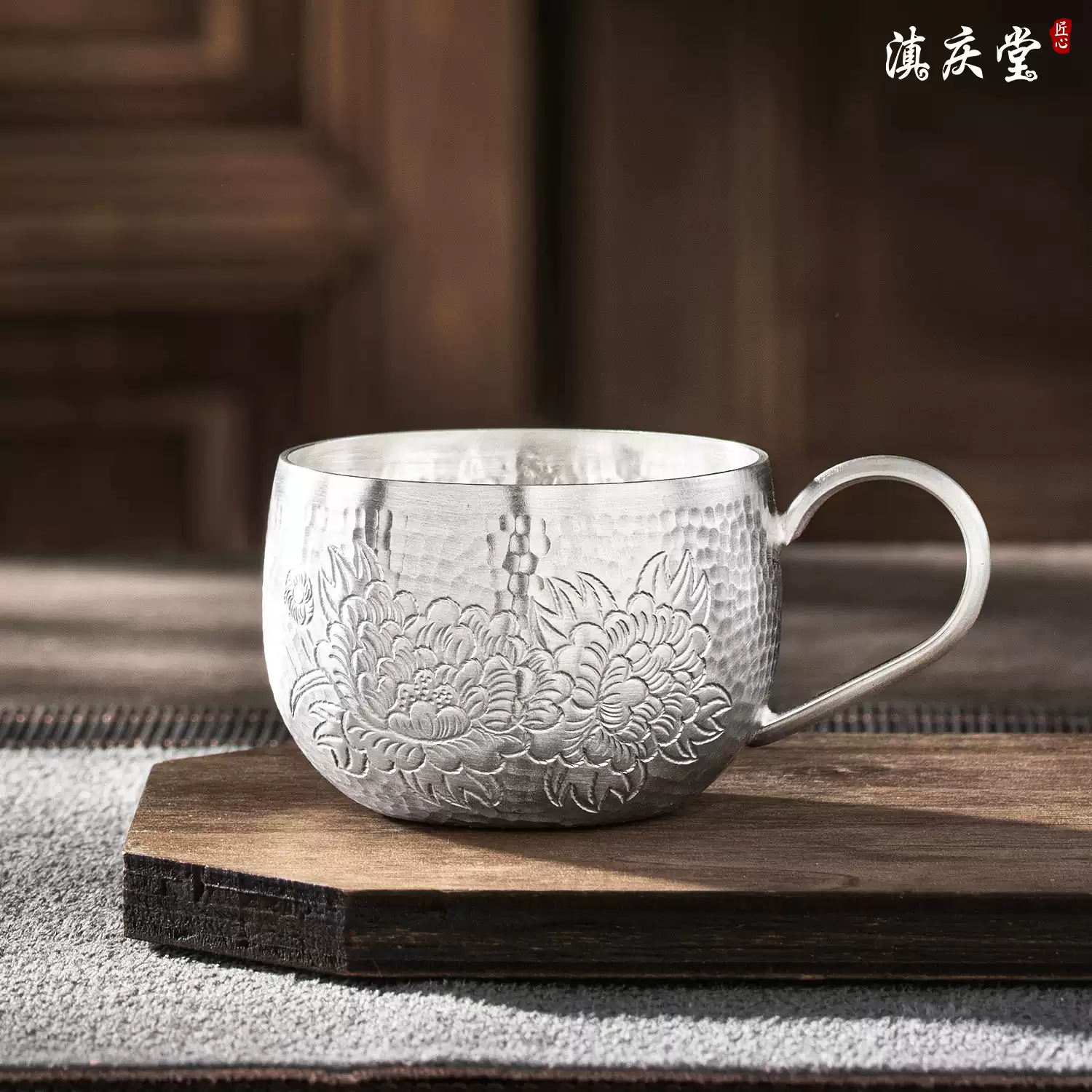 滇慶堂雲南鶴慶手工999純銀側把錘點牡丹品茗茶杯足銀主人杯茶具