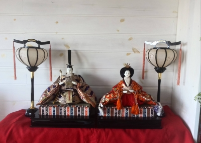 実家の七段飾りの雛人形。飾ると一部屋占領されるので、お雛様とお