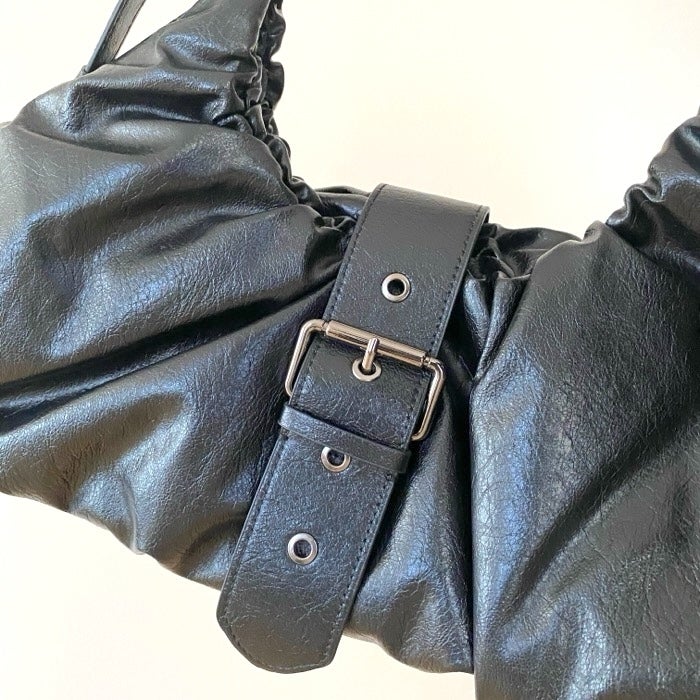 ZARA】デザインも収納力も最高〜！ヘビロテ確定の「高見えバッグ」肩