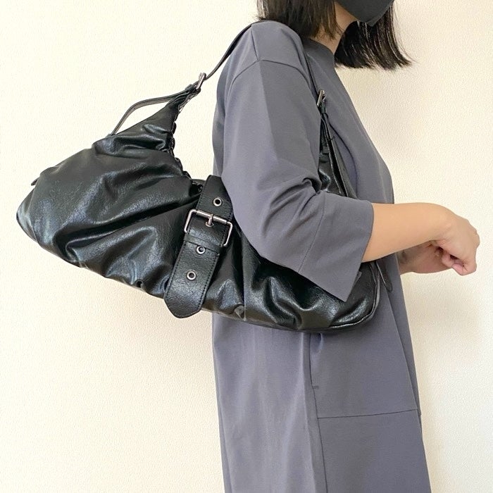 ZARA】デザインも収納力も最高〜！ヘビロテ確定の「高見えバッグ」肩