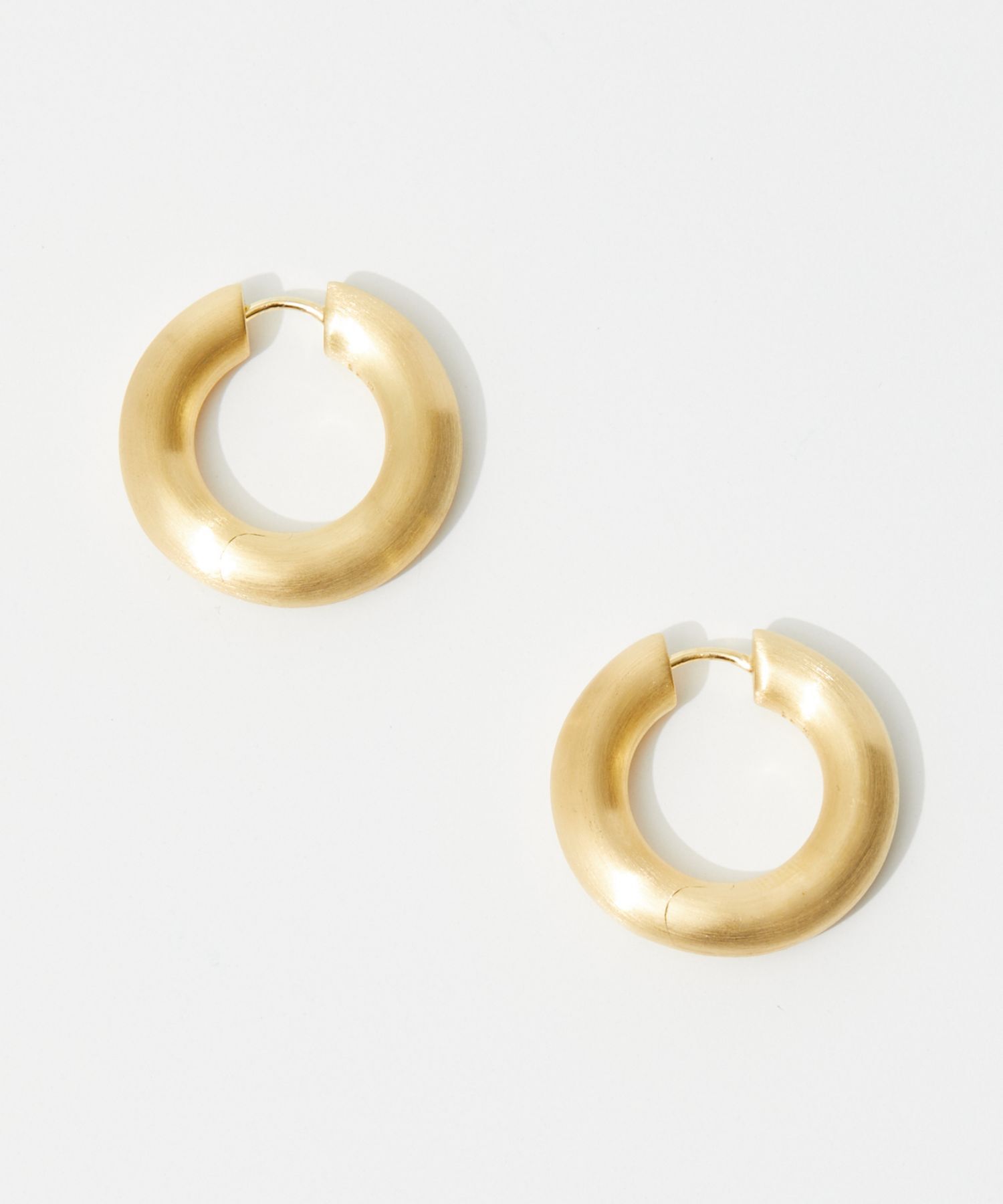 トムウッド TOM WOOD Chunky Hoops Satin Medium Gold