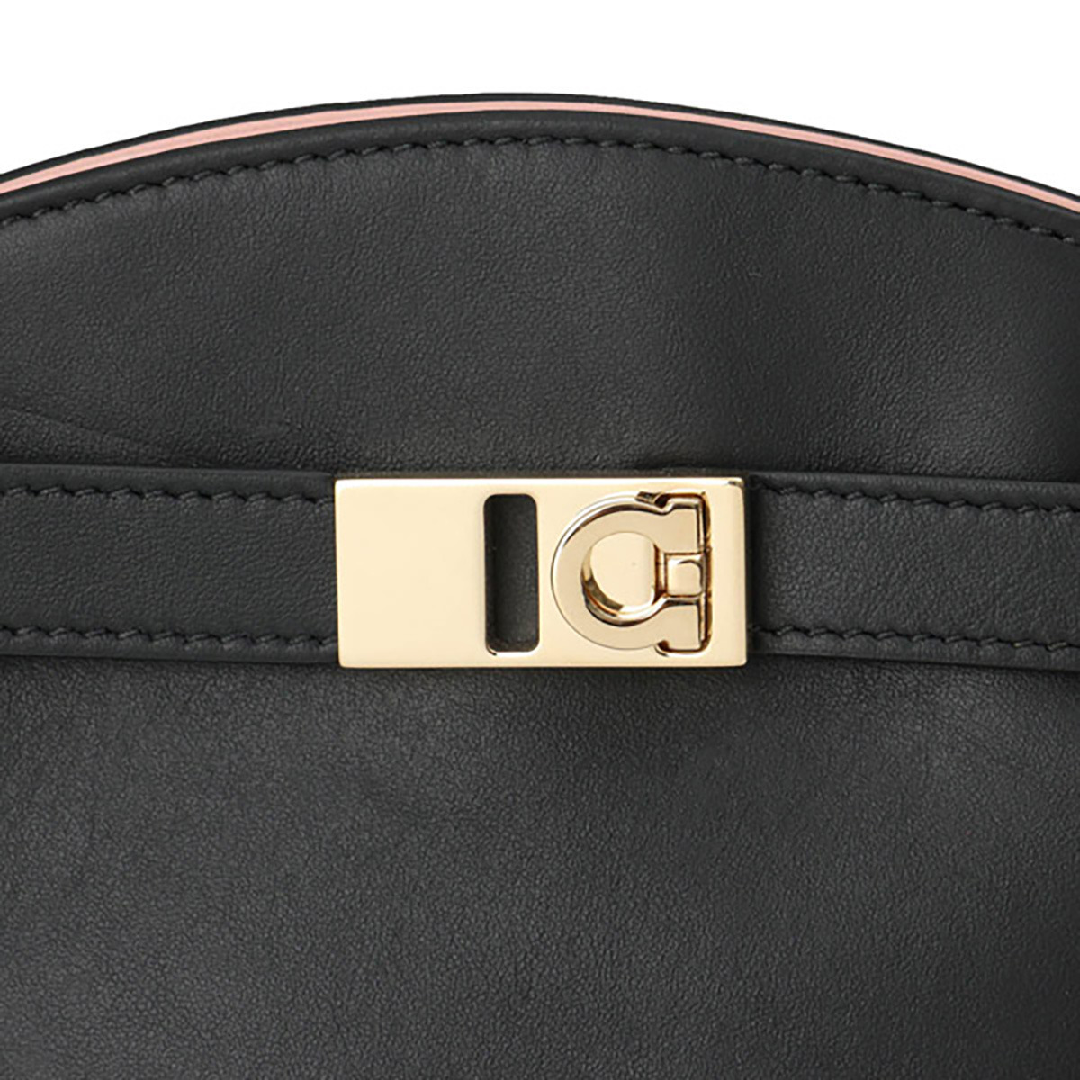 フェラガモ Ferragamo スマートフォンケース フォンショルダー スマホ