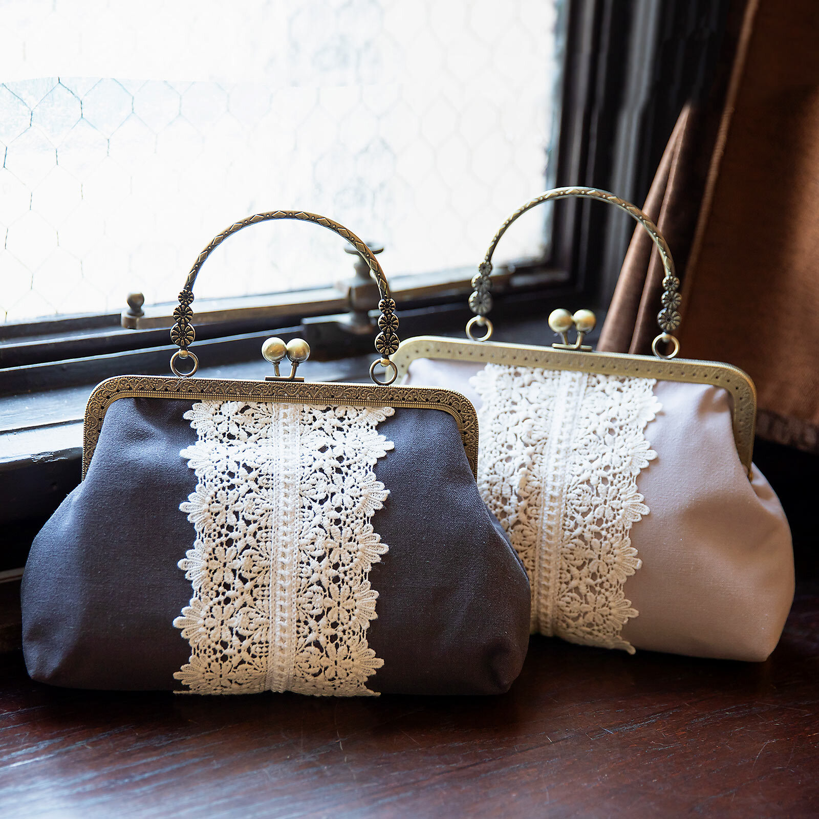 レース がま口バッグ「チャコールグレー・ベージュグレー」バッグ