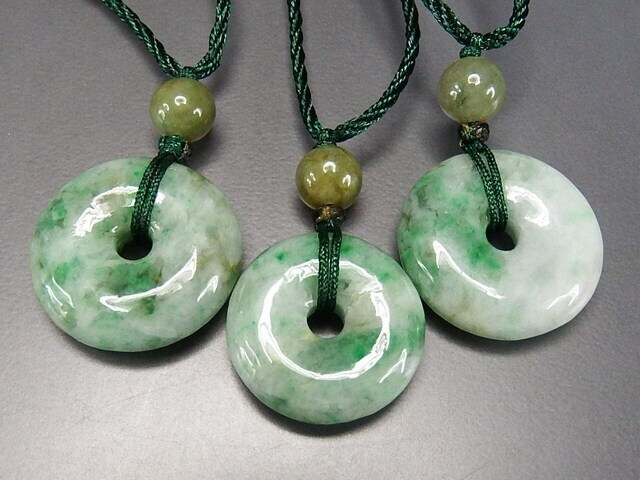 レア色陽緑入りひすい本翡翠丸平安扣ペンダントネックレス天然石