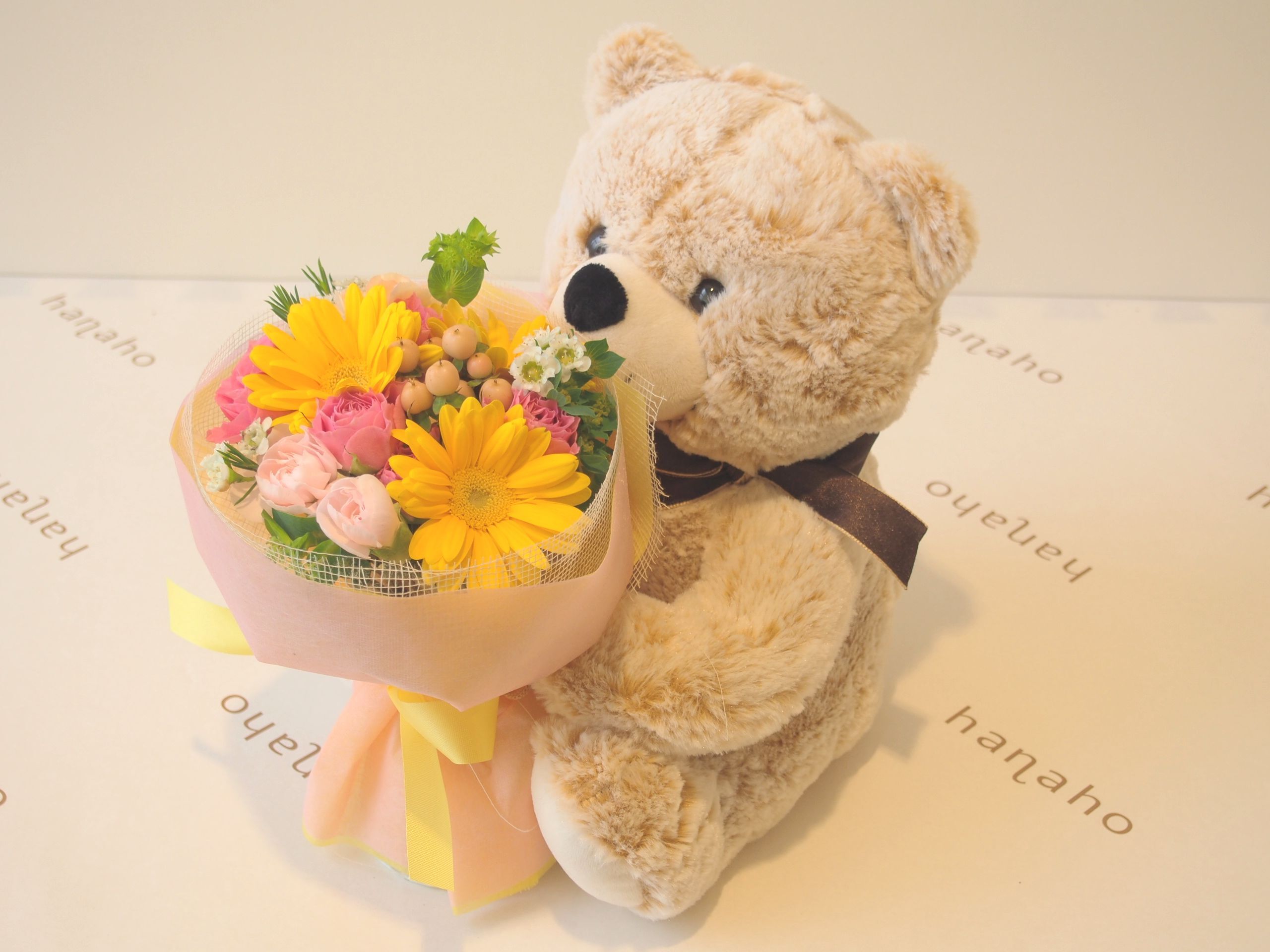 ぬいぐるみ】「花束を抱えたマックス」【イエローブーケ】喜ぶ顔が目に