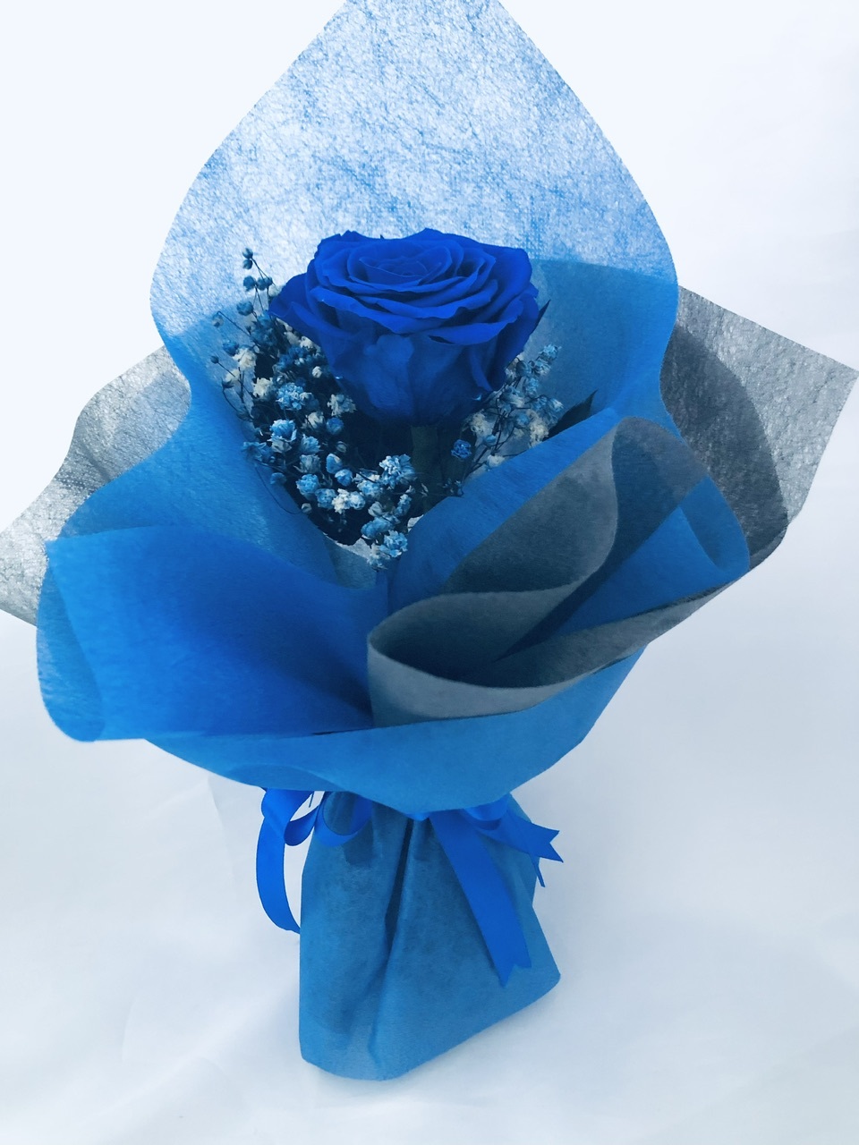 プリザーブドフラワー／青い薔薇とブルーカスミ草の祝福一輪ラッピング